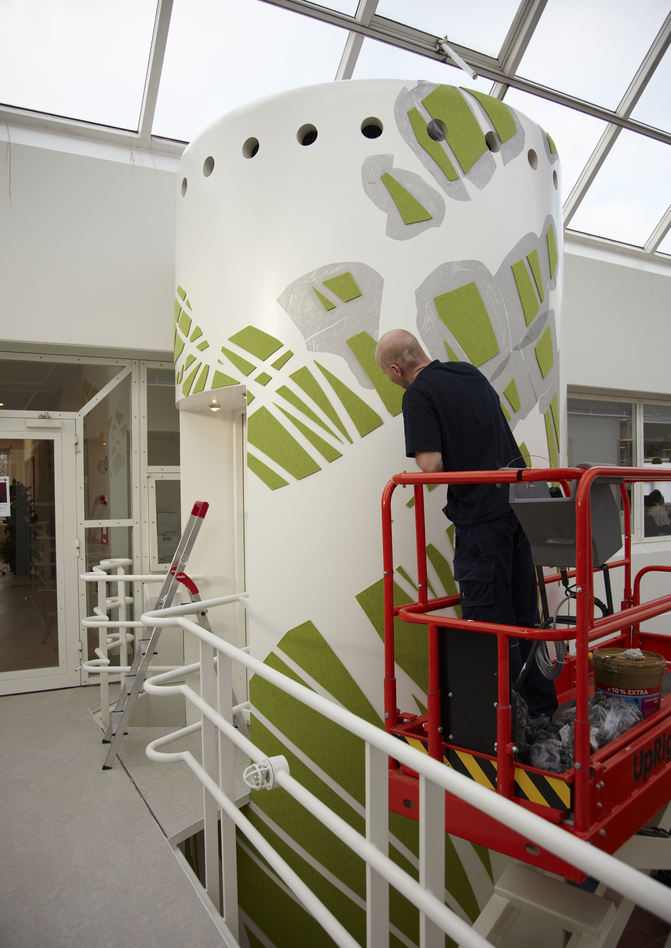 montering af udsmykning med grøn filt på elevatortårn hos Tryg filt (10)